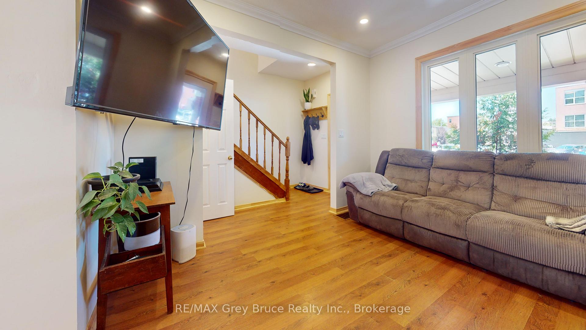 937 4th Avenue E, Owen Sound — photo 4 of 5