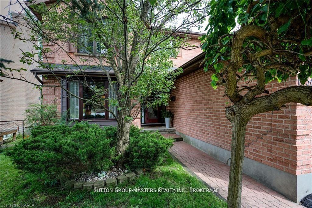 1058 PEMBRIDGE Crescent, Kingston, ON K7P 1P3