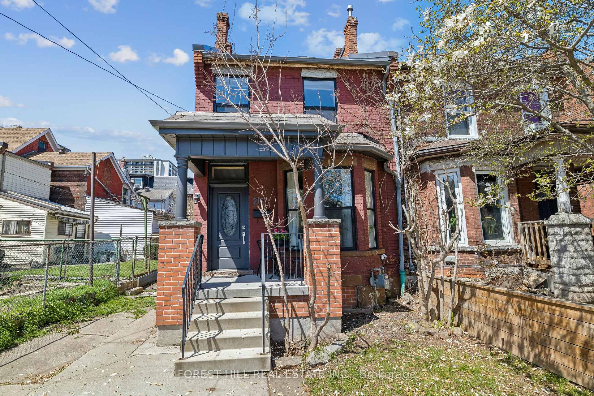 215 Catharine Street N, Hamilton, ON L8L 4S7