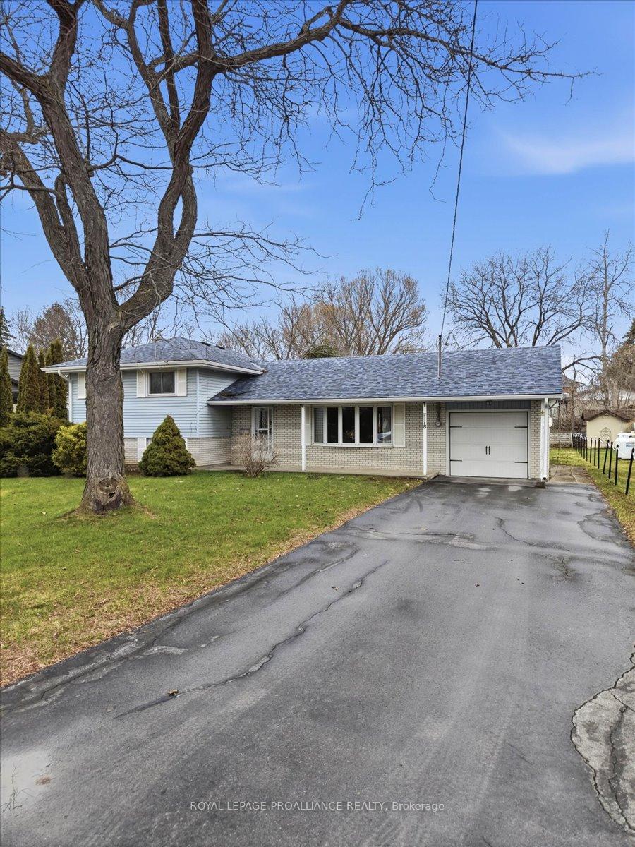 8 Fenwood Crescent, Prince Edward County, ON K8N 4Z7