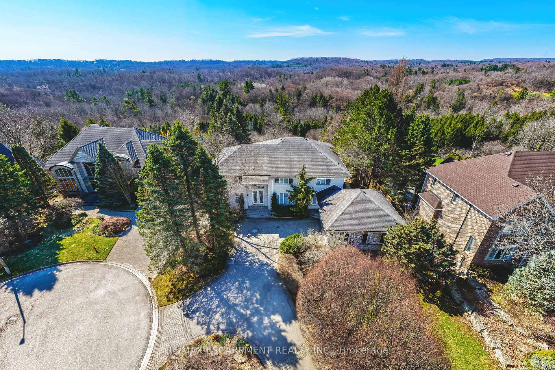 2 Anslow Court, Hamilton, ON L9H 6Z2