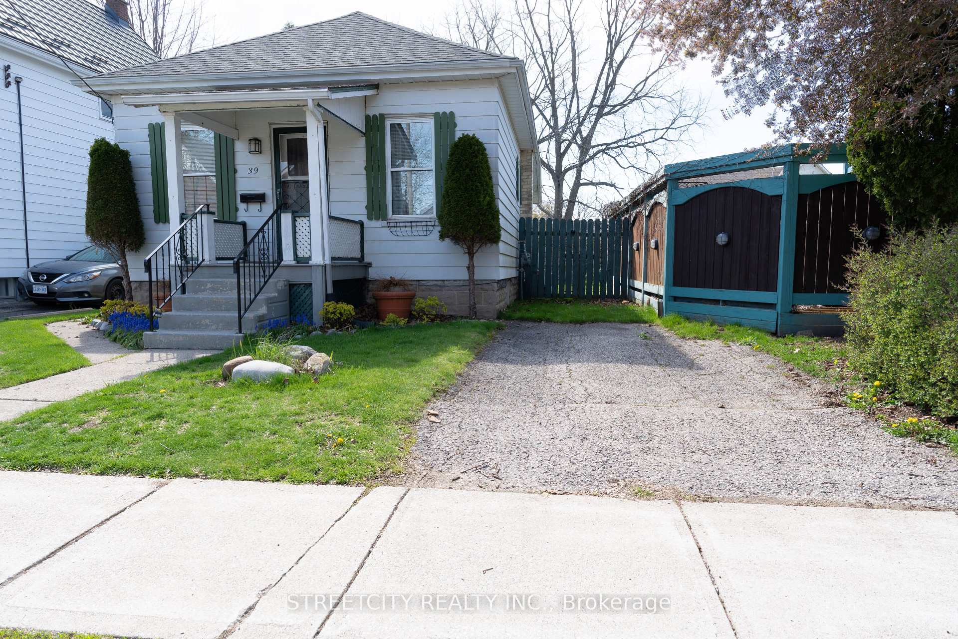 39 Fifth Avenue, St. Thomas, ON N5R 4C4