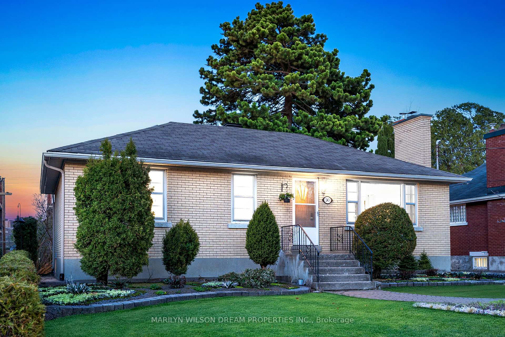 243 Compton Avenue, Woodroffe, ON K2B 5A8