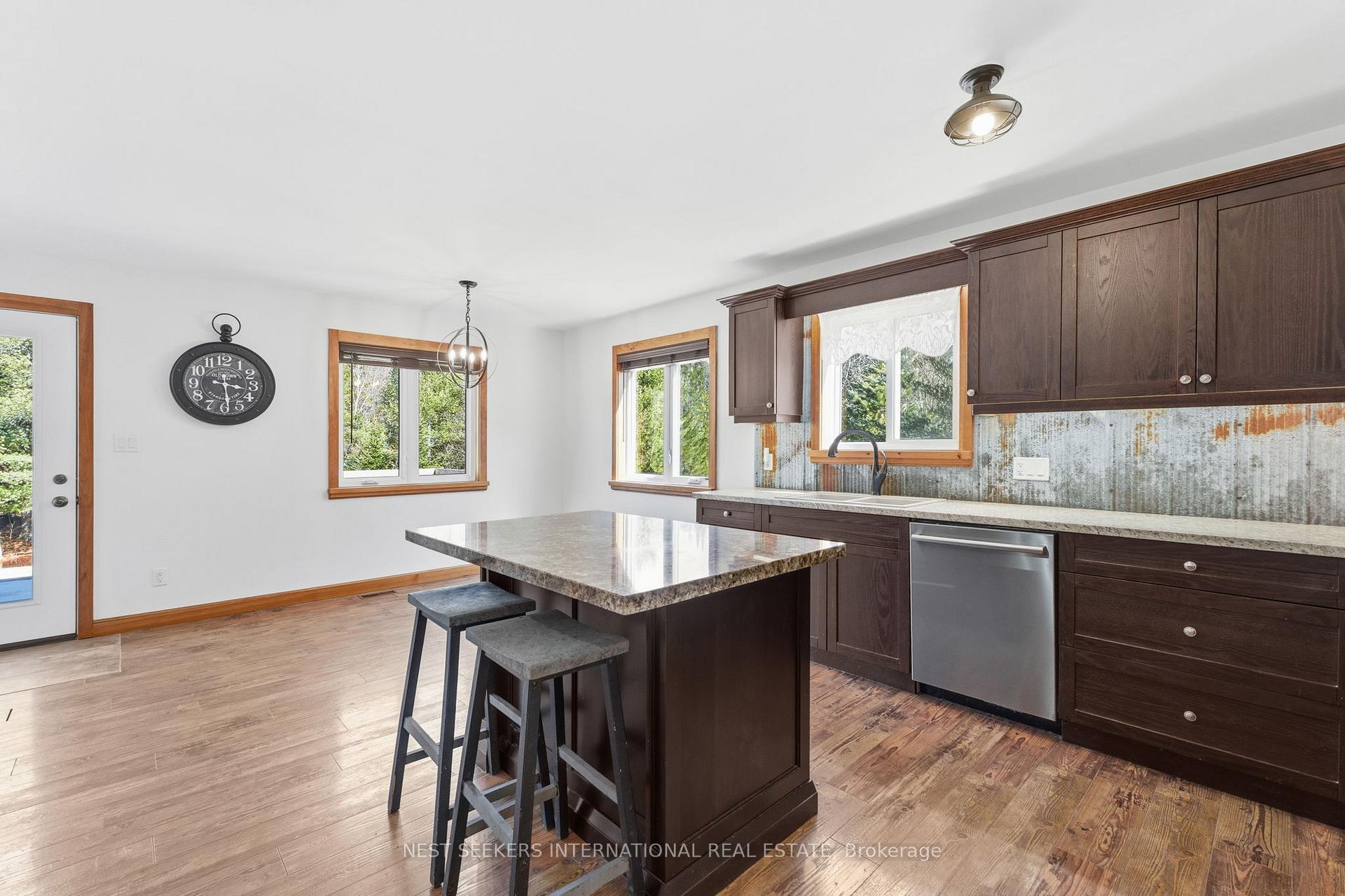 3184 Ravenscliffe Road, Huntsville — photo 4 of 5
