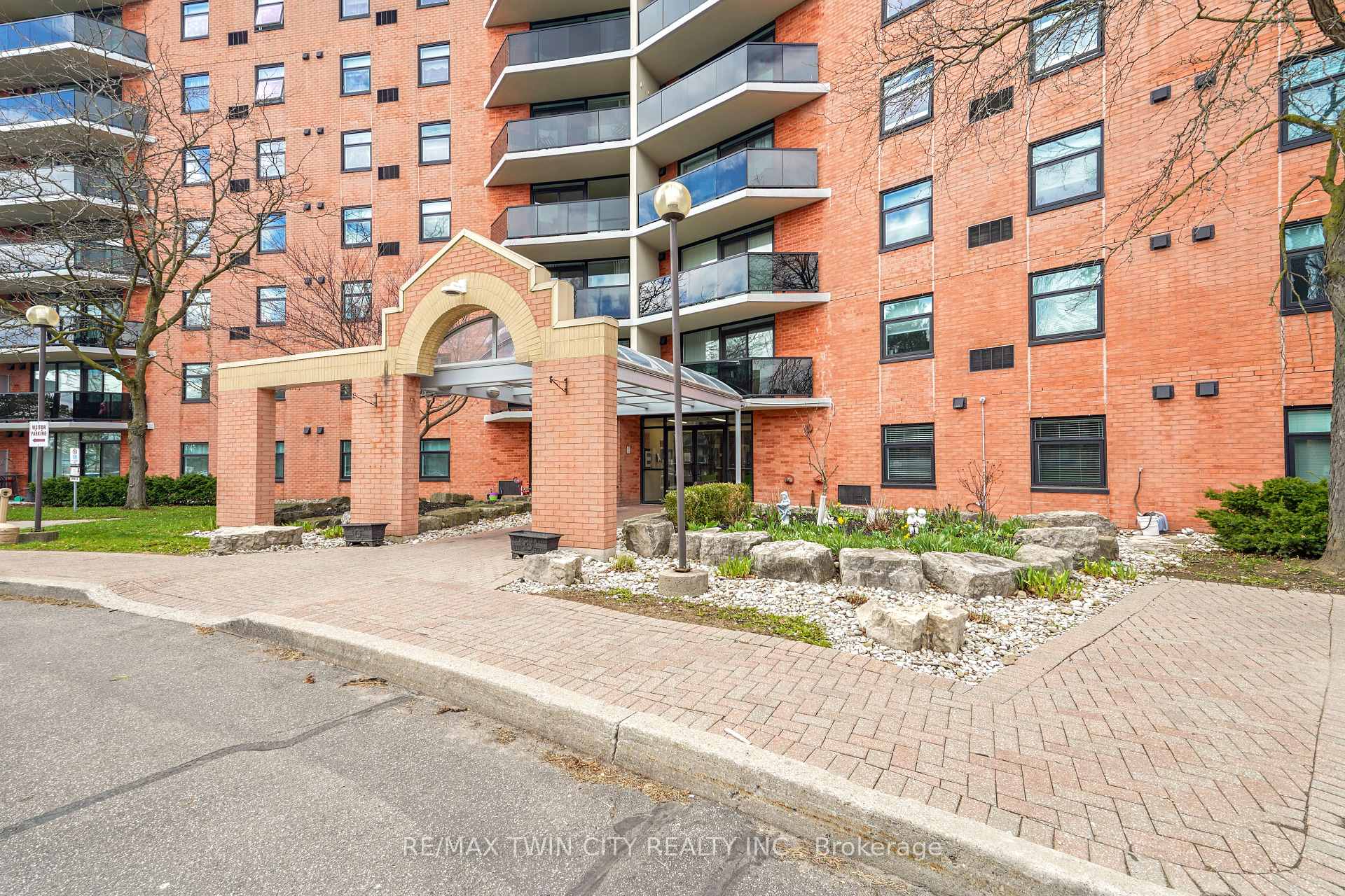 9 Bonheur Court 207, Brantford — photo 3 of 5