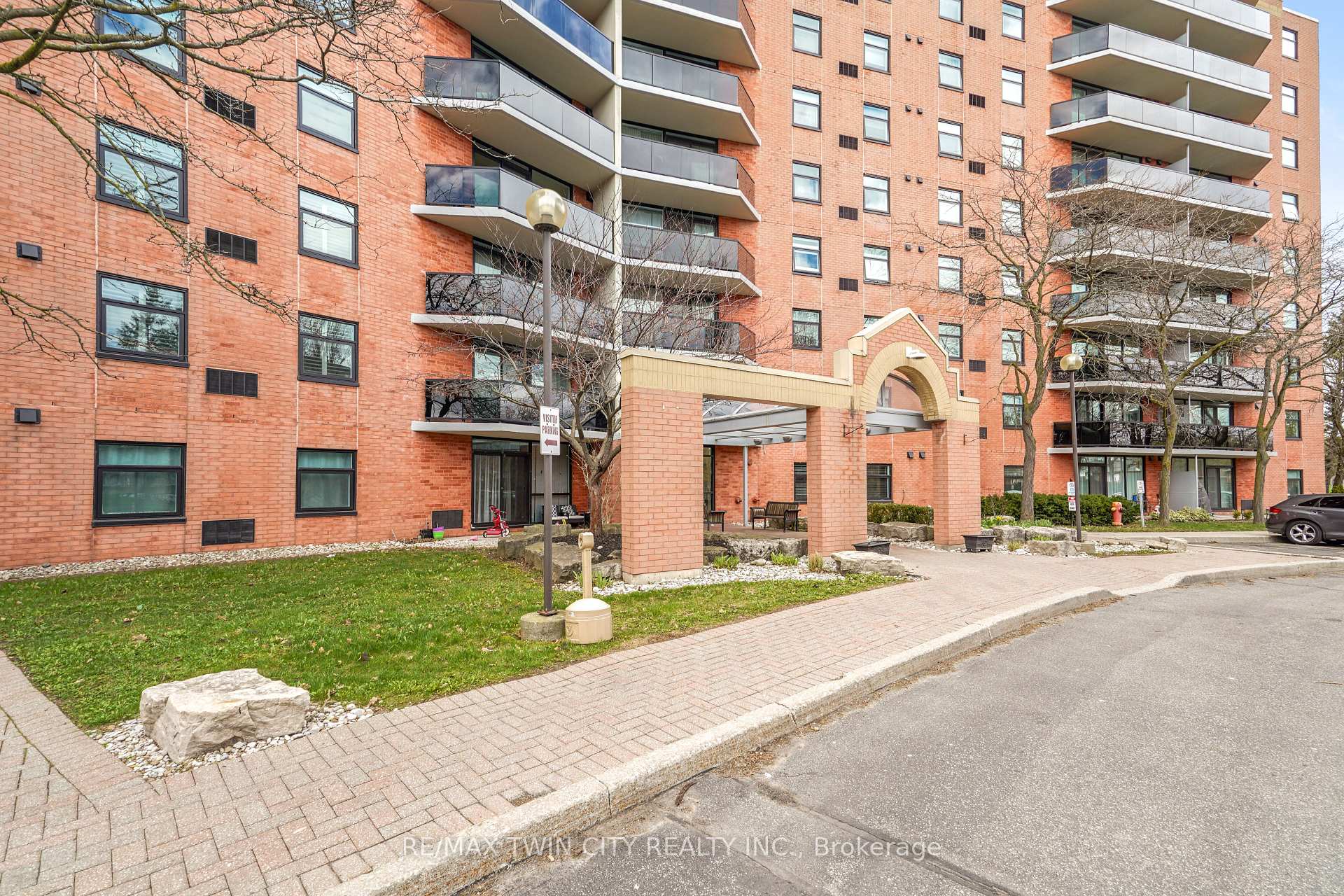 9 Bonheur Court 207, Brantford — photo 4 of 5