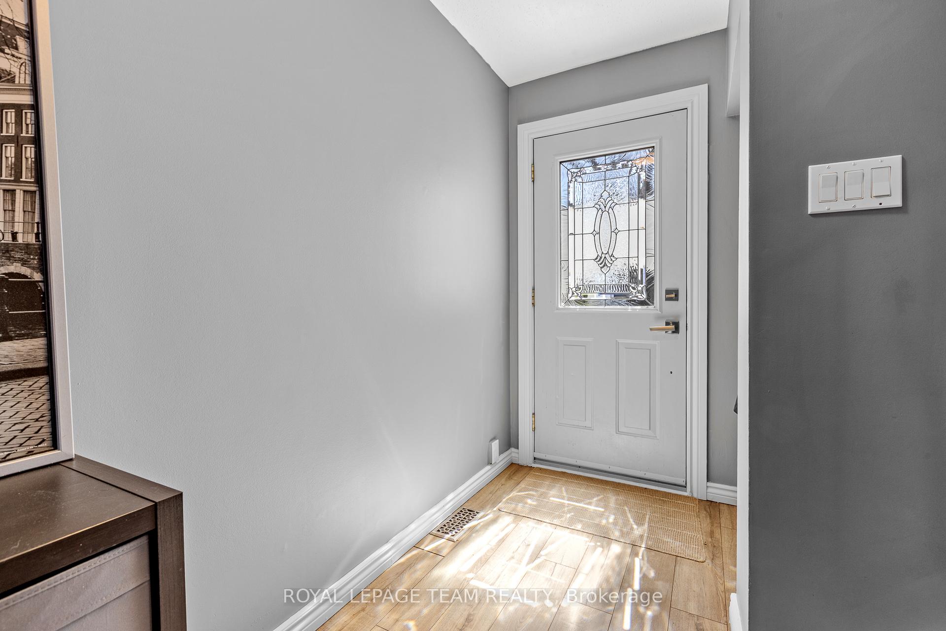25 Grady Crescent, South of Baseline to Knoxdale — photo 4 of 5