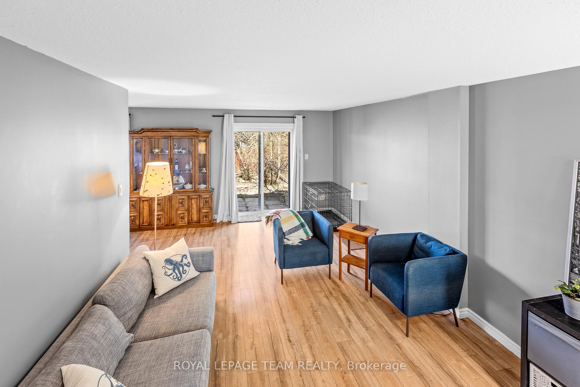 25 Grady Crescent, South of Baseline to Knoxdale — photo 5 of 5