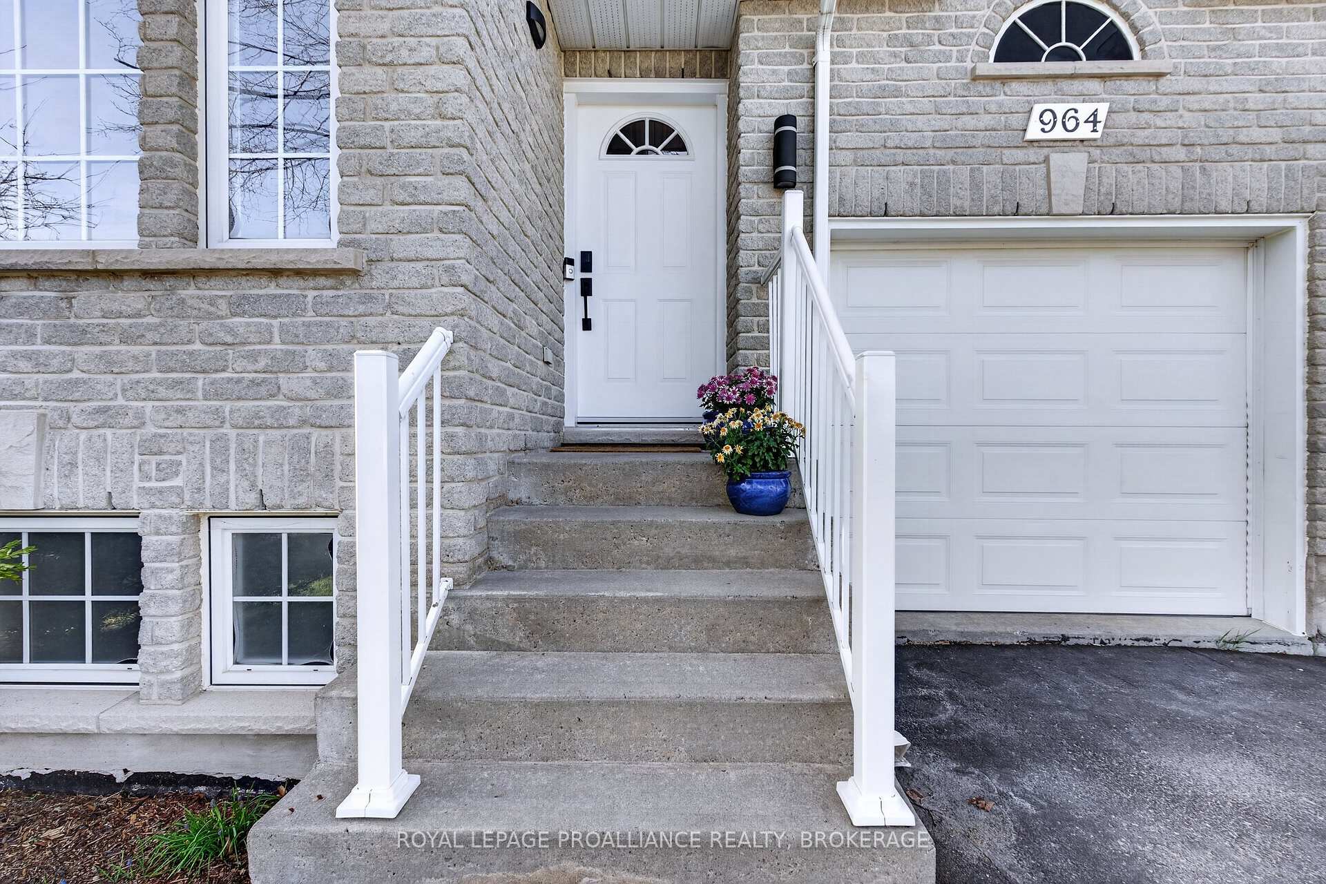 964 Rainbow Crescent, Kingston — photo 2 of 5