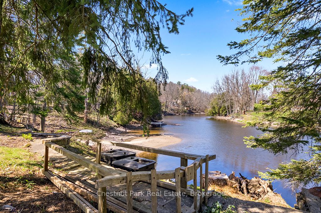 190 4th Street W, Owen Sound — photo 2 of 5
