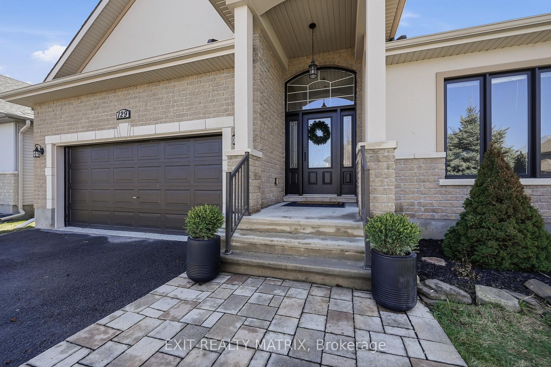 129 Abbey Crescent, Russell — photo 2 of 5