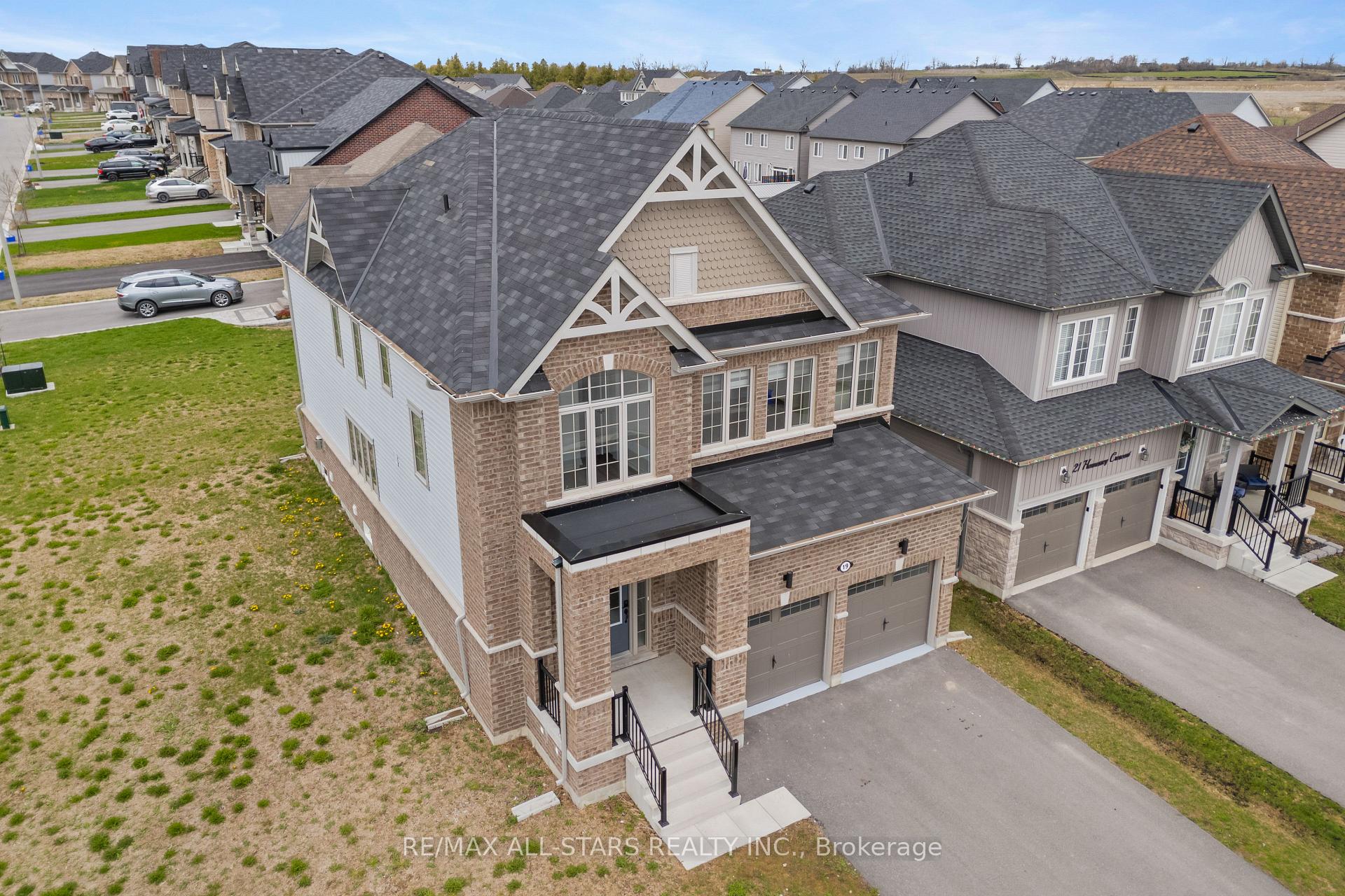 19 Hennessey Crescent, Kawartha Lakes — photo 2 of 5