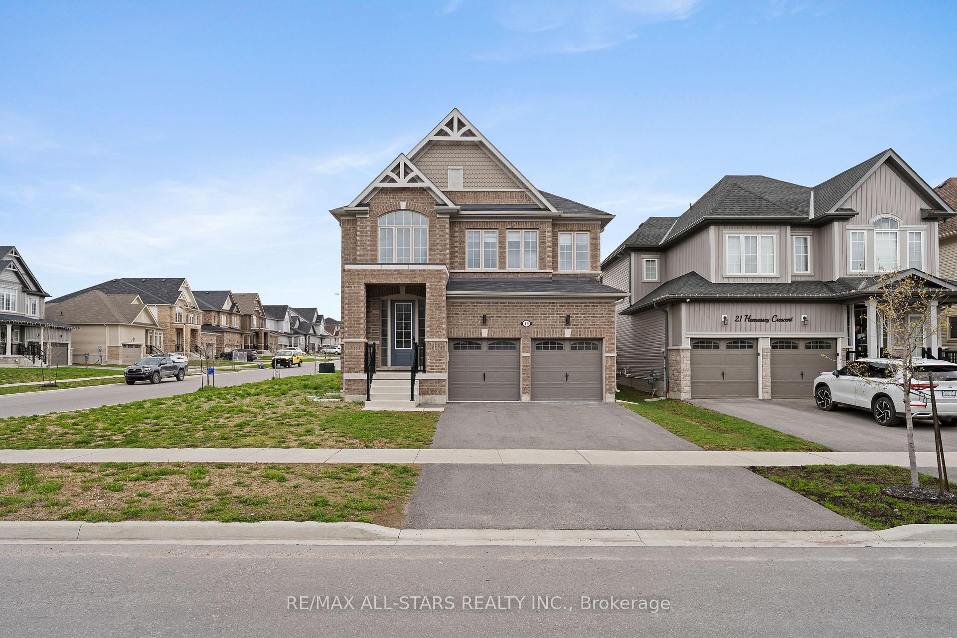 19 Hennessey Crescent, Kawartha Lakes — photo 3 of 5