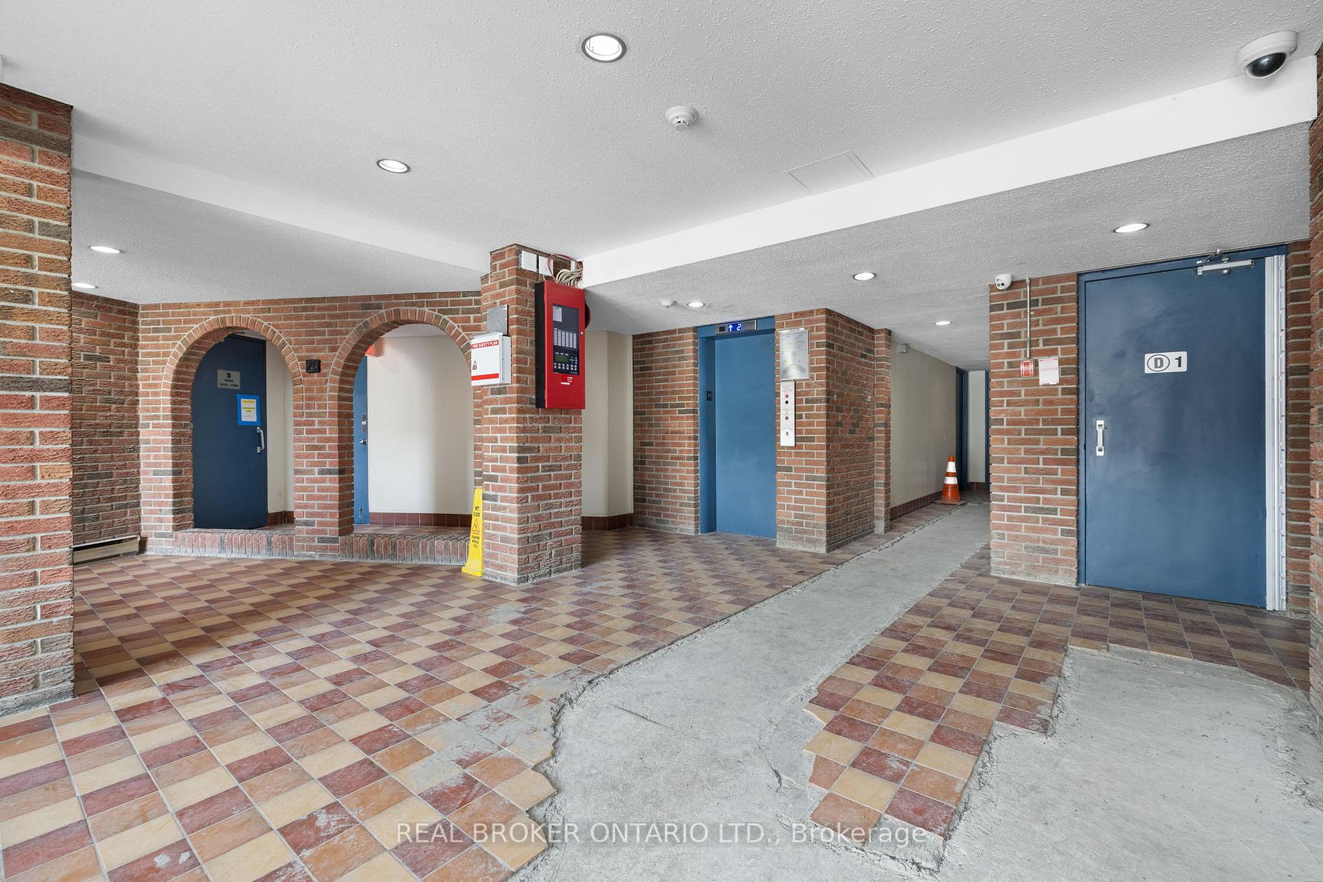 2041 Arrowsmith Drive 103C, Beacon Hill North - South and Area — photo 2 of 5