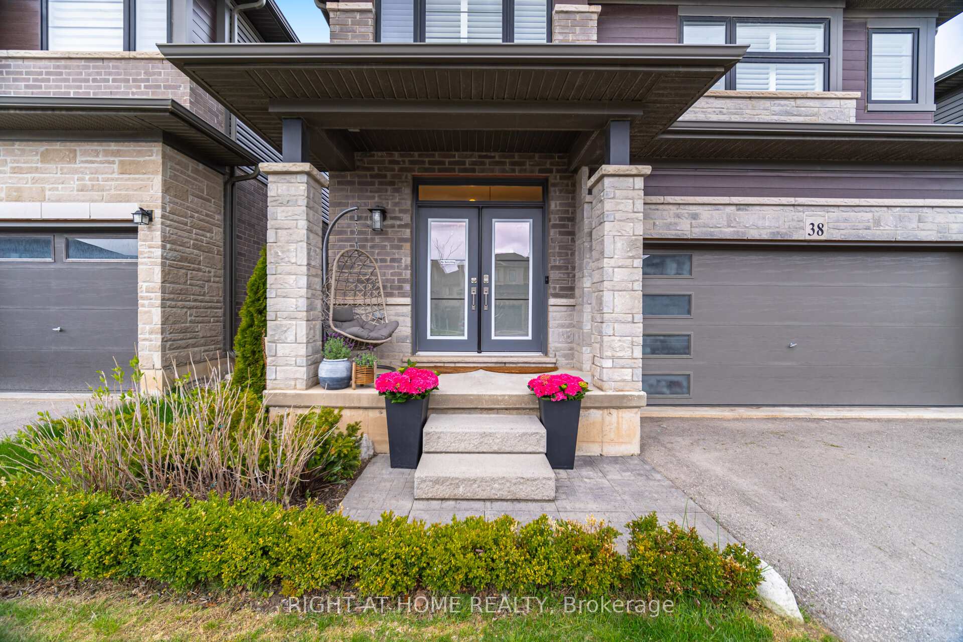 38 Ladd Avenue, Brantford — photo 2 of 5