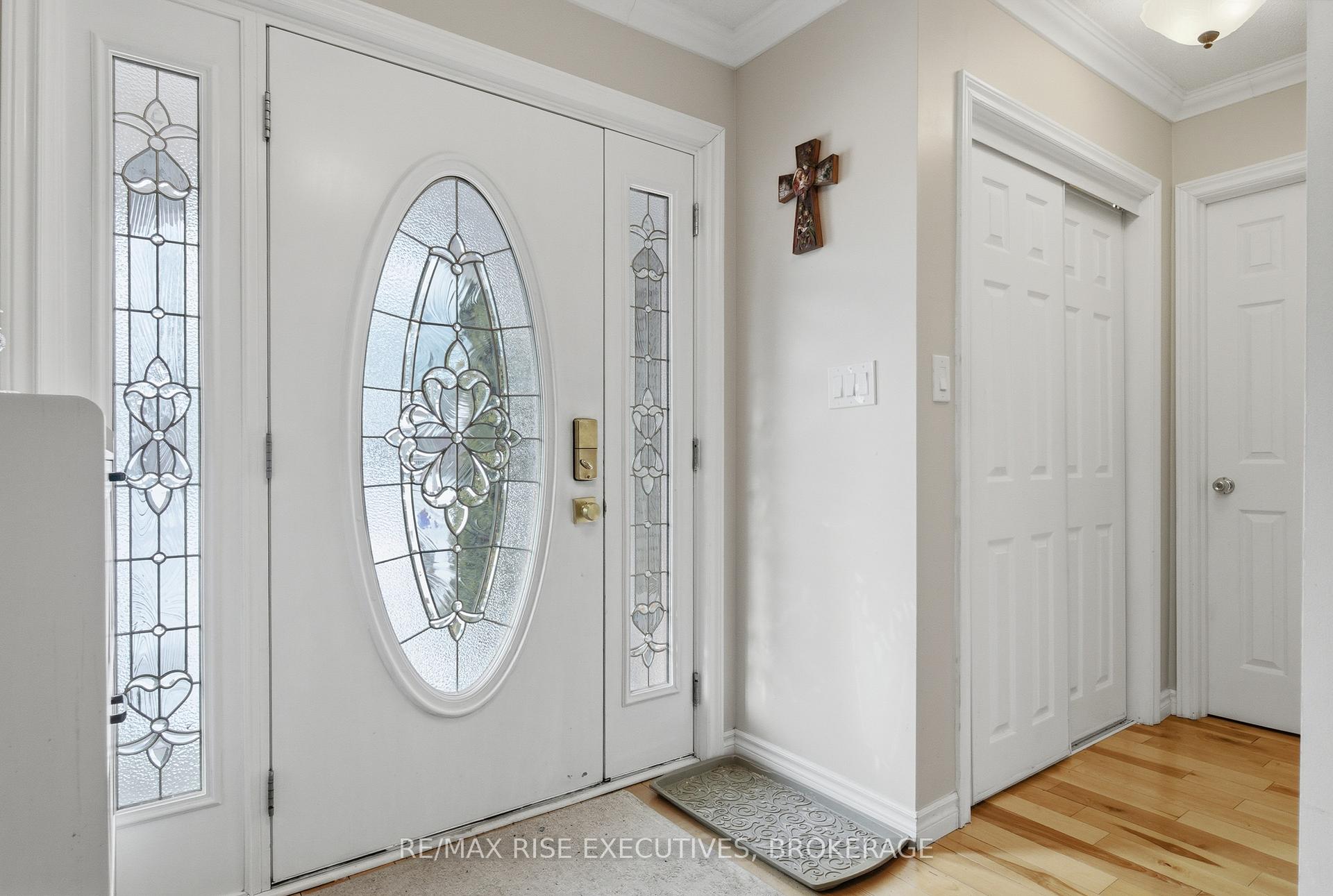 526 Canterbury Crescent, Kingston — photo 4 of 5