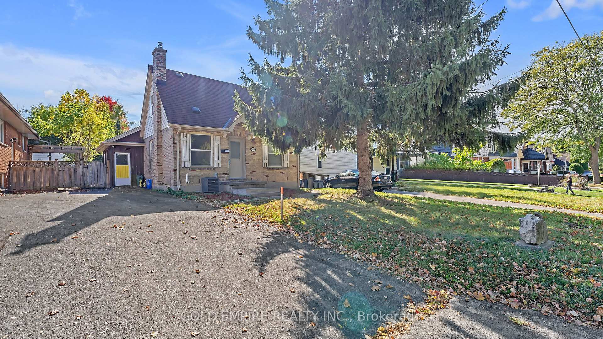 727 Whetter Avenue, London South — photo 2 of 5