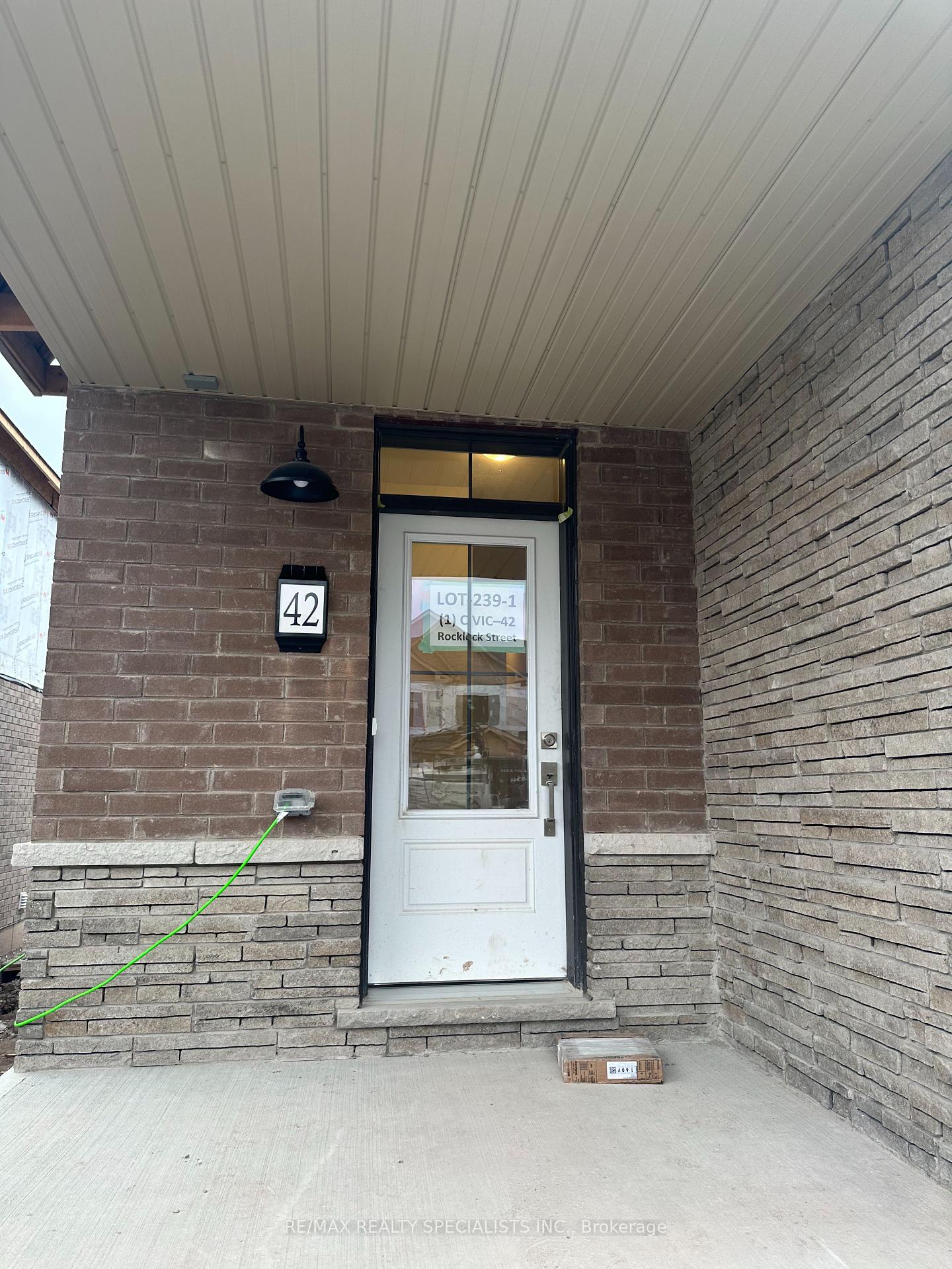 42 ROWLOCK Street, Welland — photo 2 of 5
