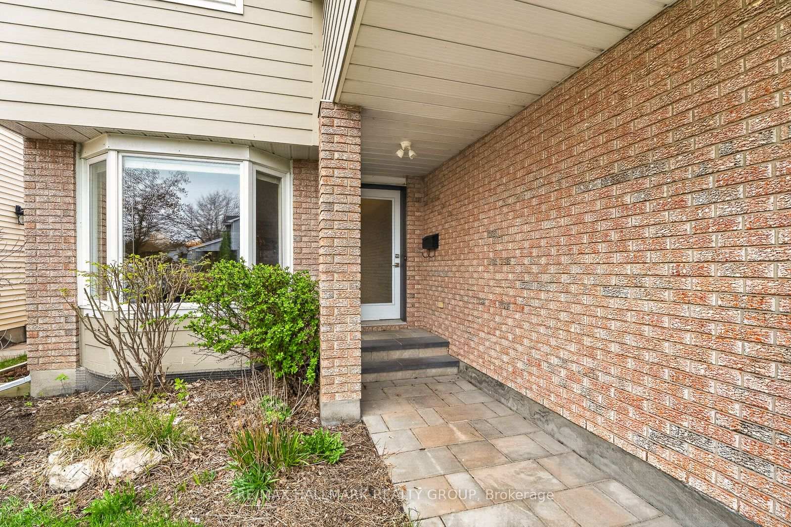 1298 Famlit Court, Beacon Hill North - South and Area — photo 3 of 5
