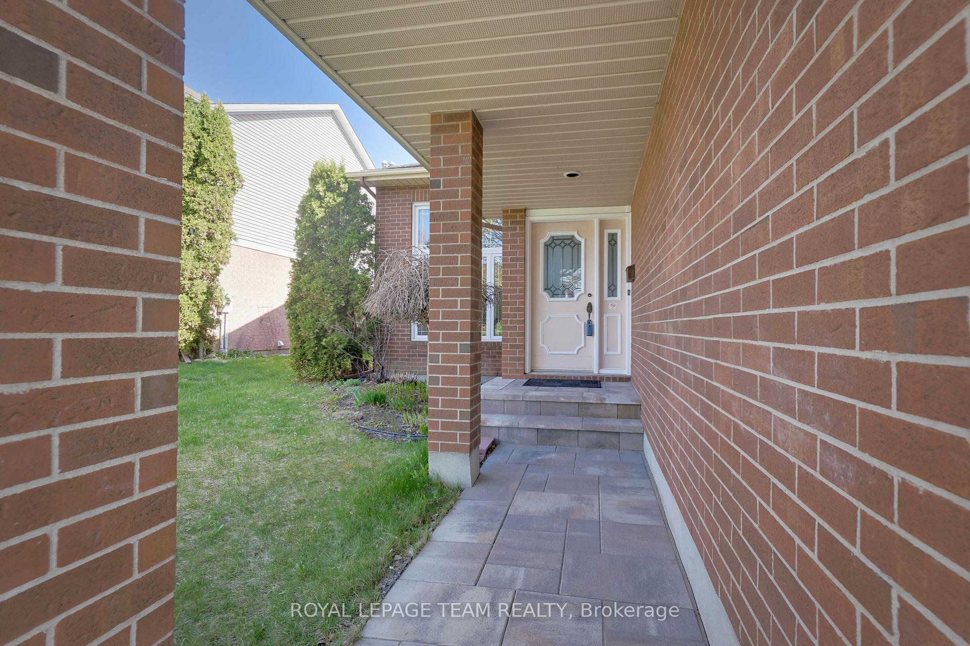 8 Saddlebrook Street, South of Baseline to Knoxdale — photo 2 of 5