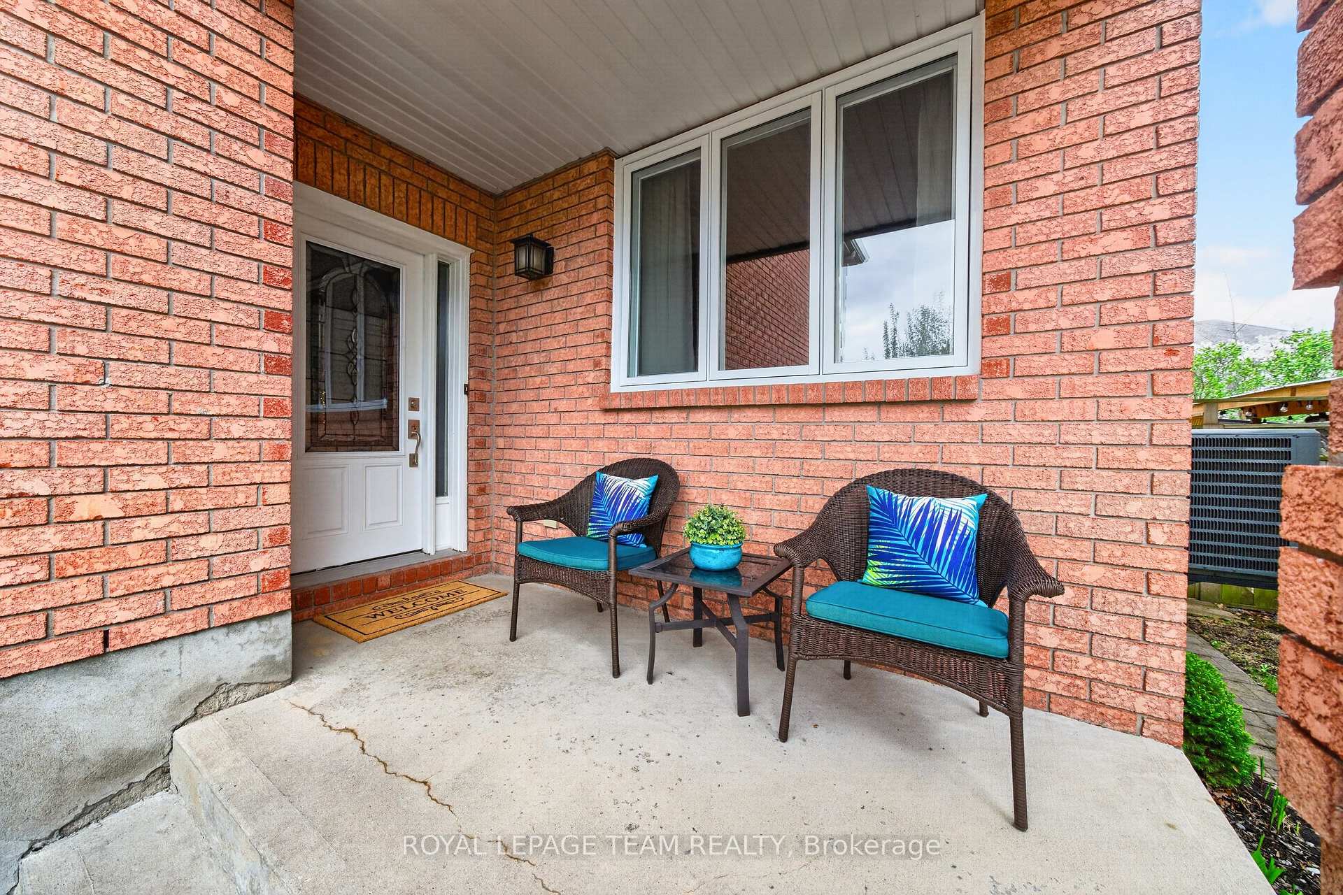 27 Inwood Drive, Kanata — photo 4 of 5