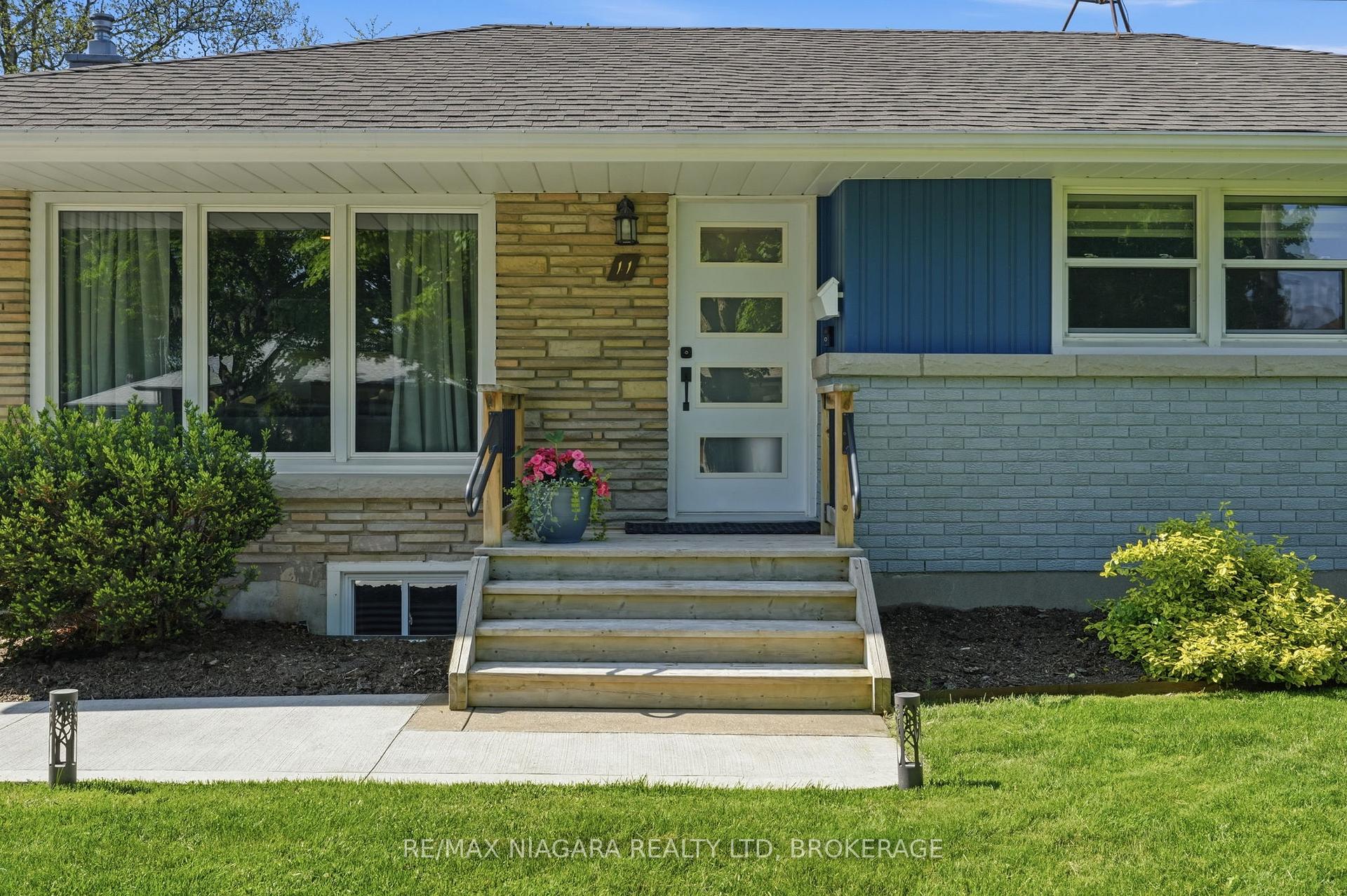 11 Brucedale Avenue, St. Catharines — photo 2 of 5