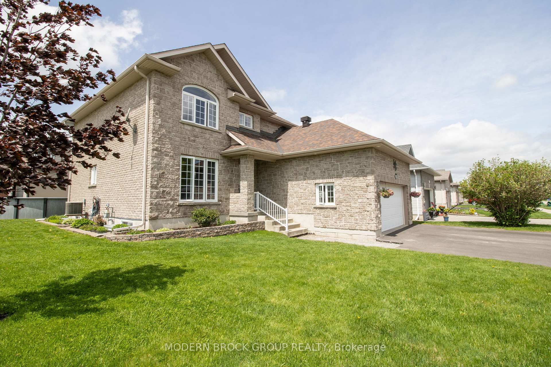 1000 Crestwood Drive, Brockville — photo 2 of 5