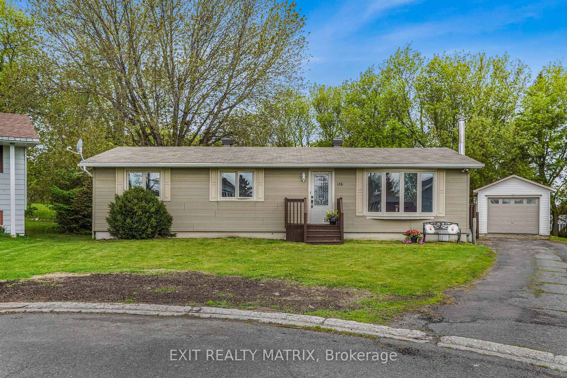 136 Martel Crescent, Champlain — photo 2 of 5