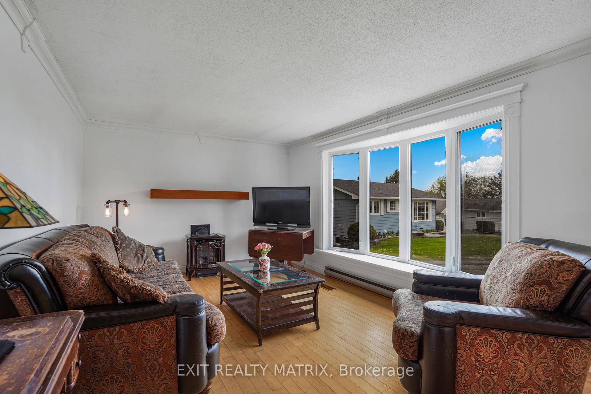 136 Martel Crescent, Champlain — photo 4 of 5