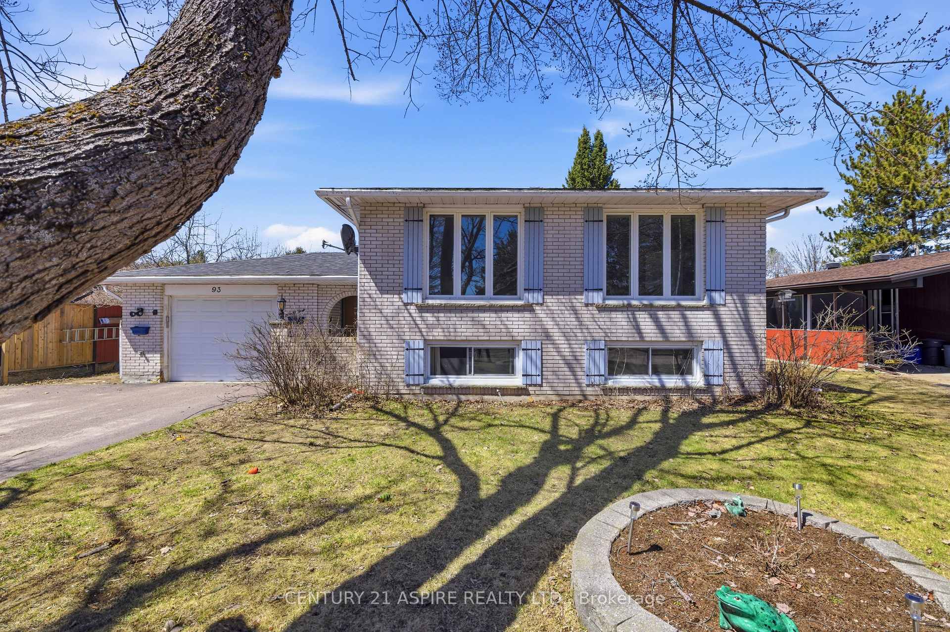 93 Frontenac Crescent, Deep River, ON K0J 1P0 — Deep River, Ontario