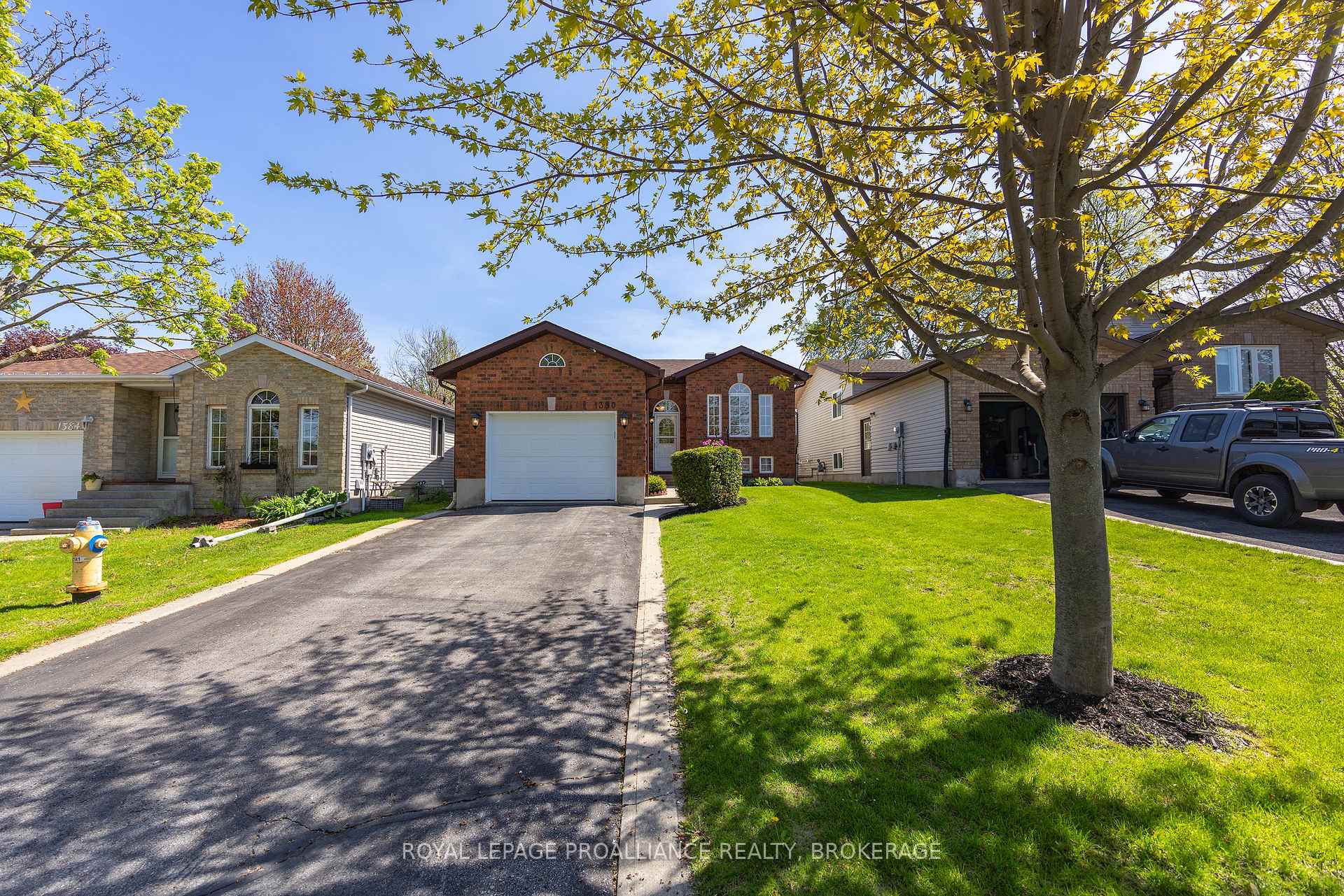1380 Fisher Crescent, Kingston — photo 2 of 5