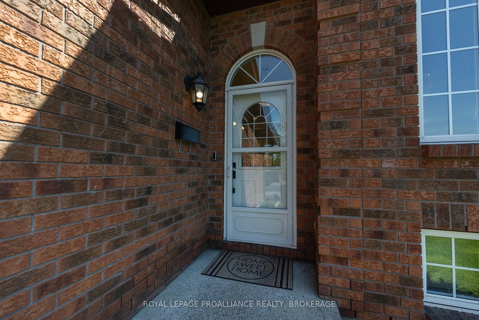1380 Fisher Crescent, Kingston — photo 3 of 5