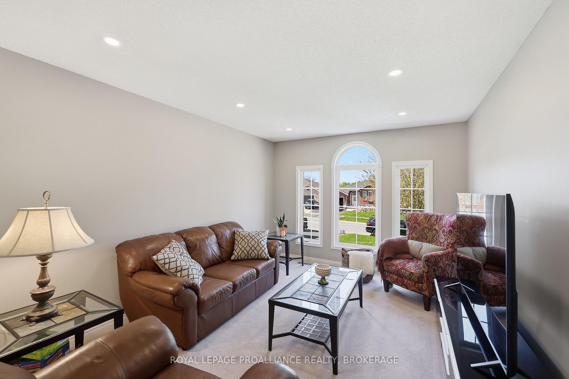 1380 Fisher Crescent, Kingston — photo 5 of 5