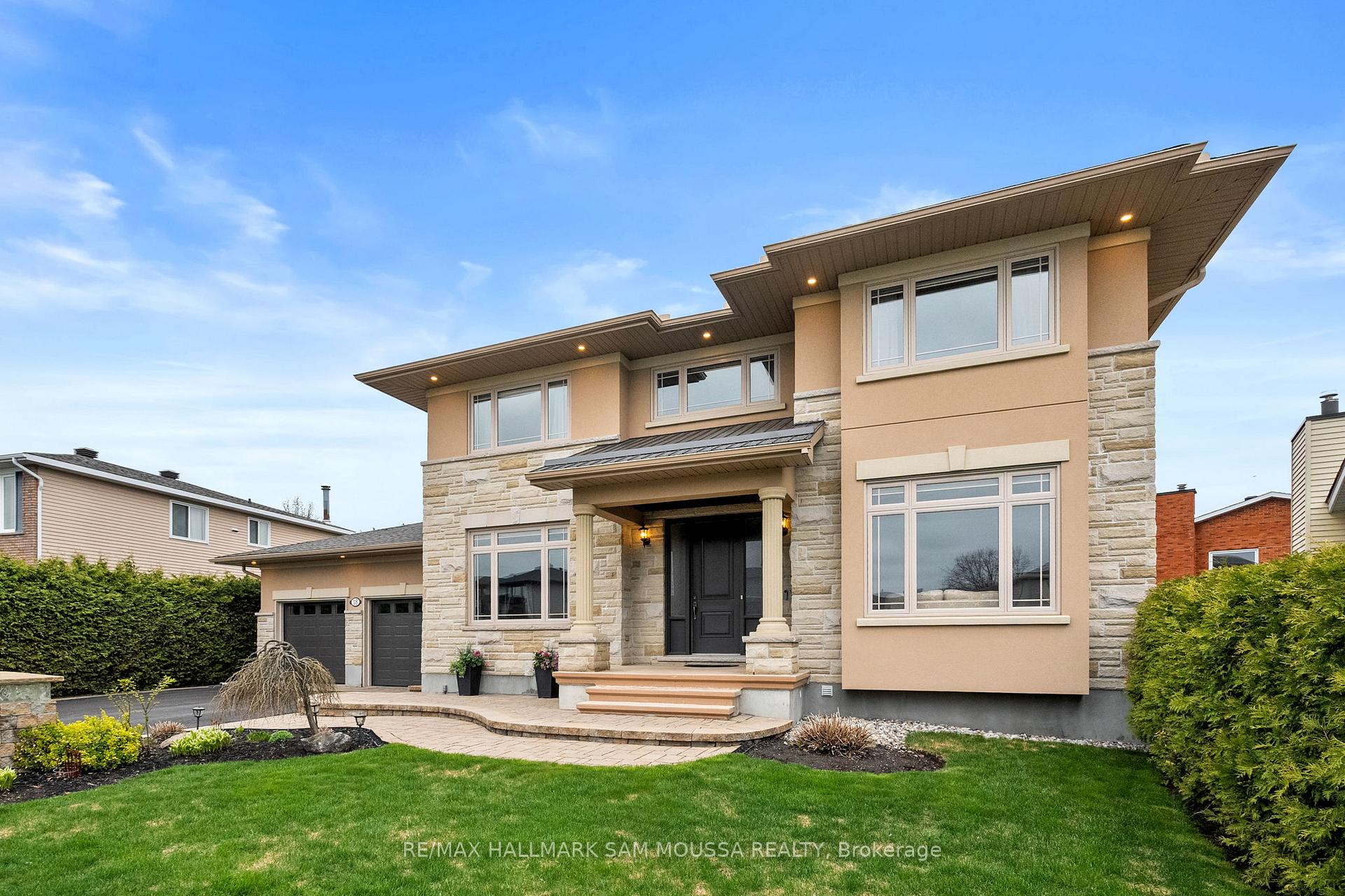 18 Wynford Avenue, South of Baseline to Knoxdale — photo 2 of 5