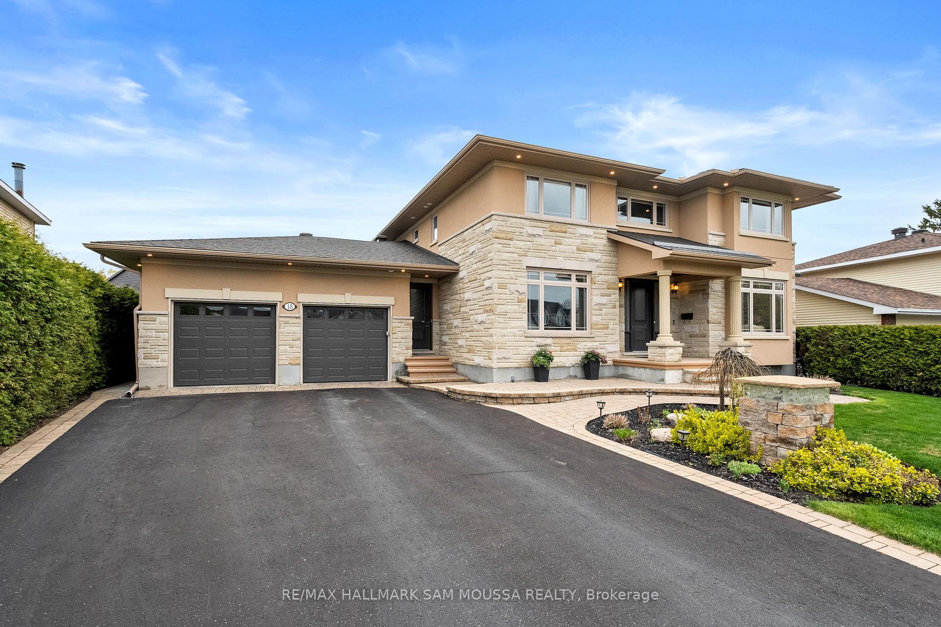 18 Wynford Avenue, South of Baseline to Knoxdale — photo 3 of 5