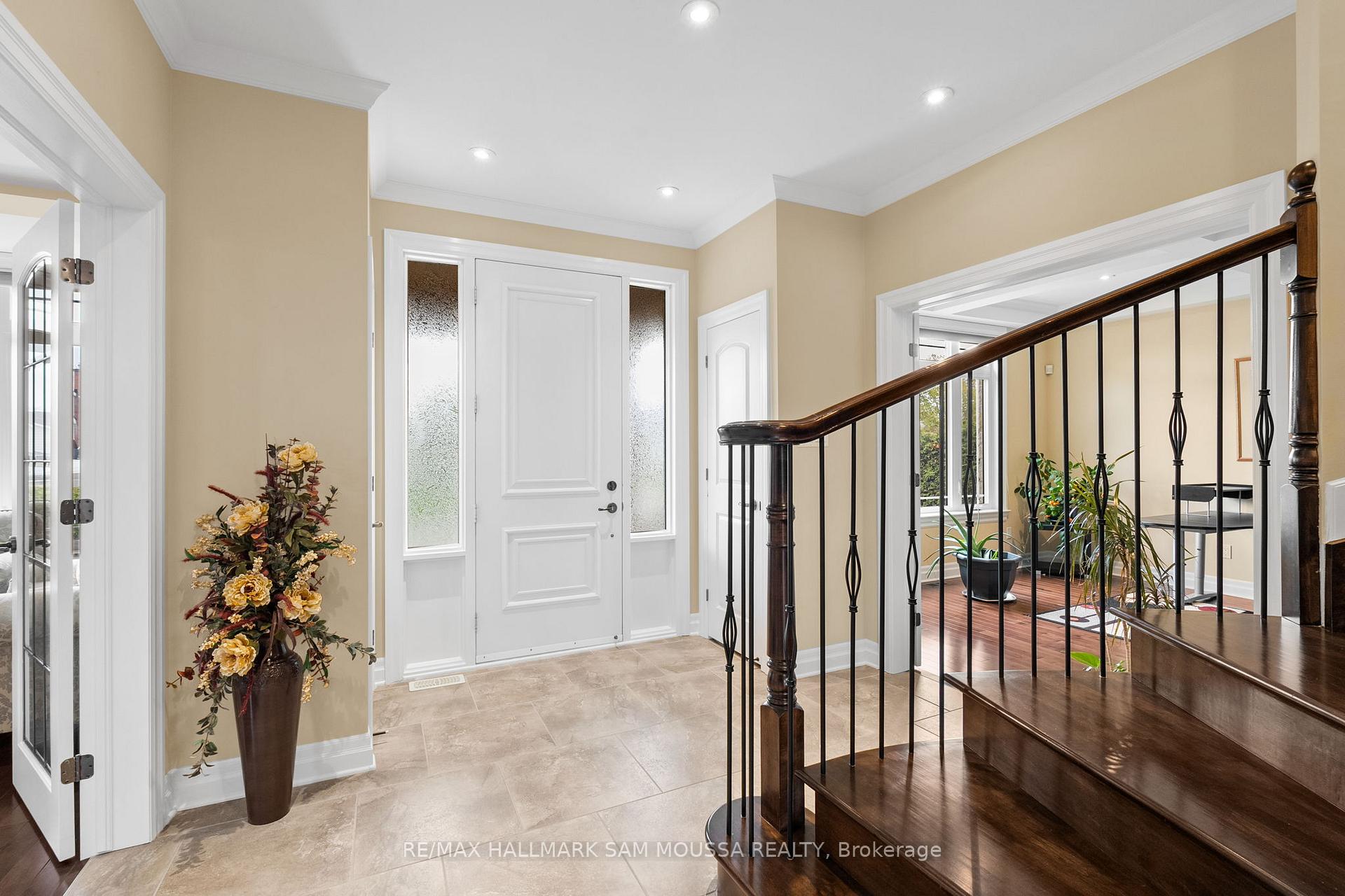 18 Wynford Avenue, South of Baseline to Knoxdale — photo 4 of 5