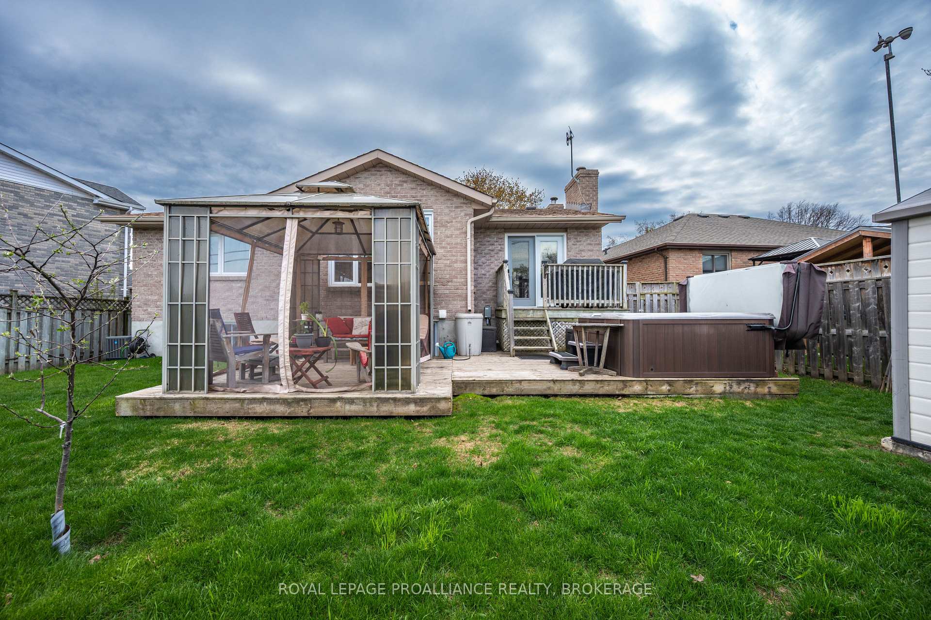 1048 Palmerston Crescent, Kingston — photo 4 of 5