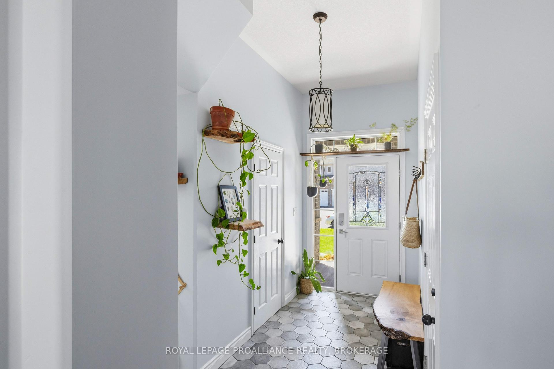 318 Janette Street, Kingston — photo 2 of 5