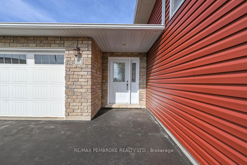 8 Greenvale Crescent, Petawawa — photo 3 of 5