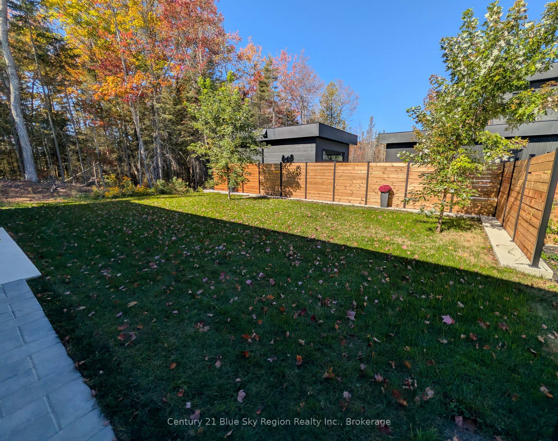 160 Sugarbush Street, North Bay — photo 3 of 5