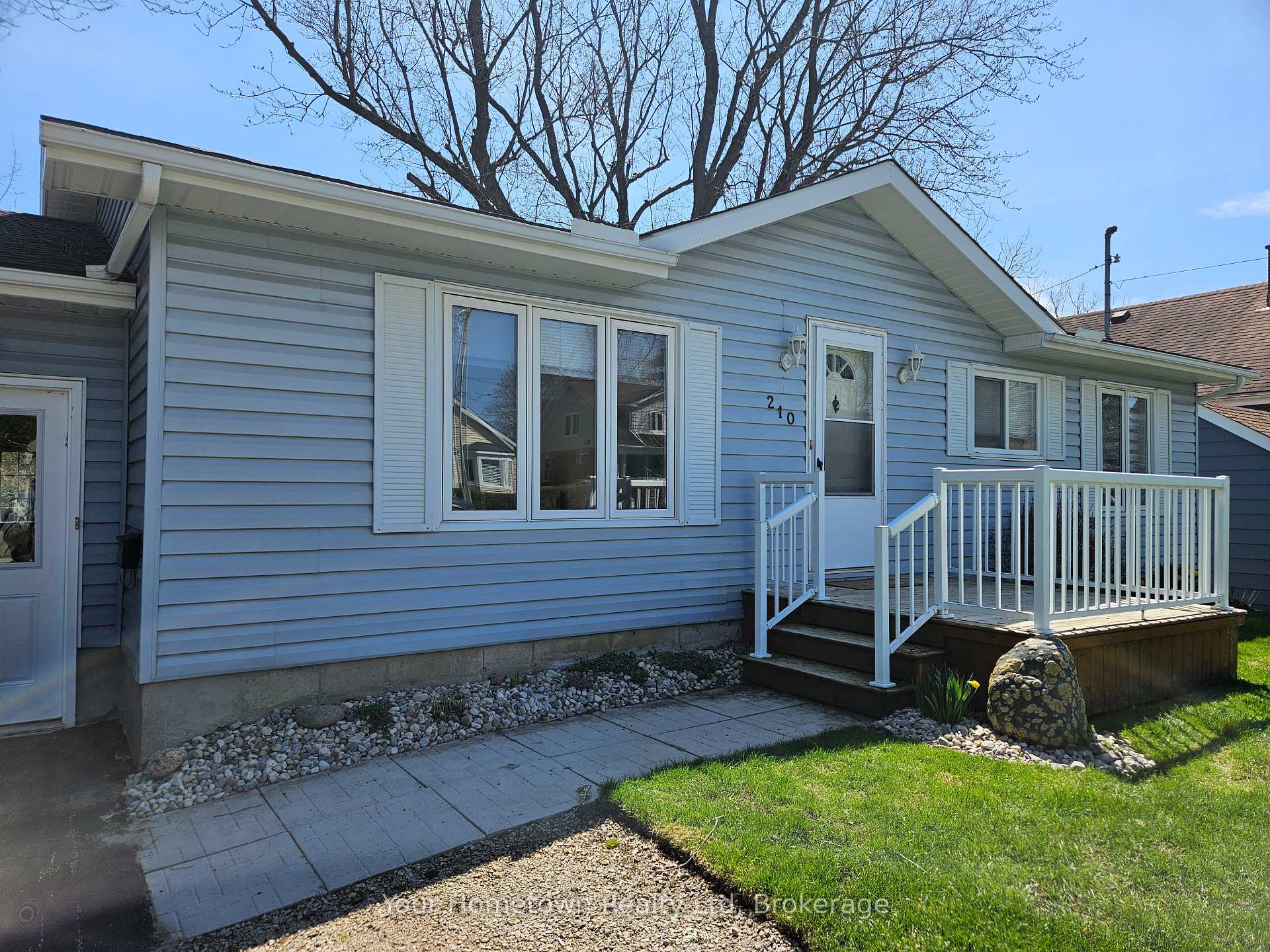 210 Albert Street W, Centre Wellington — photo 2 of 5