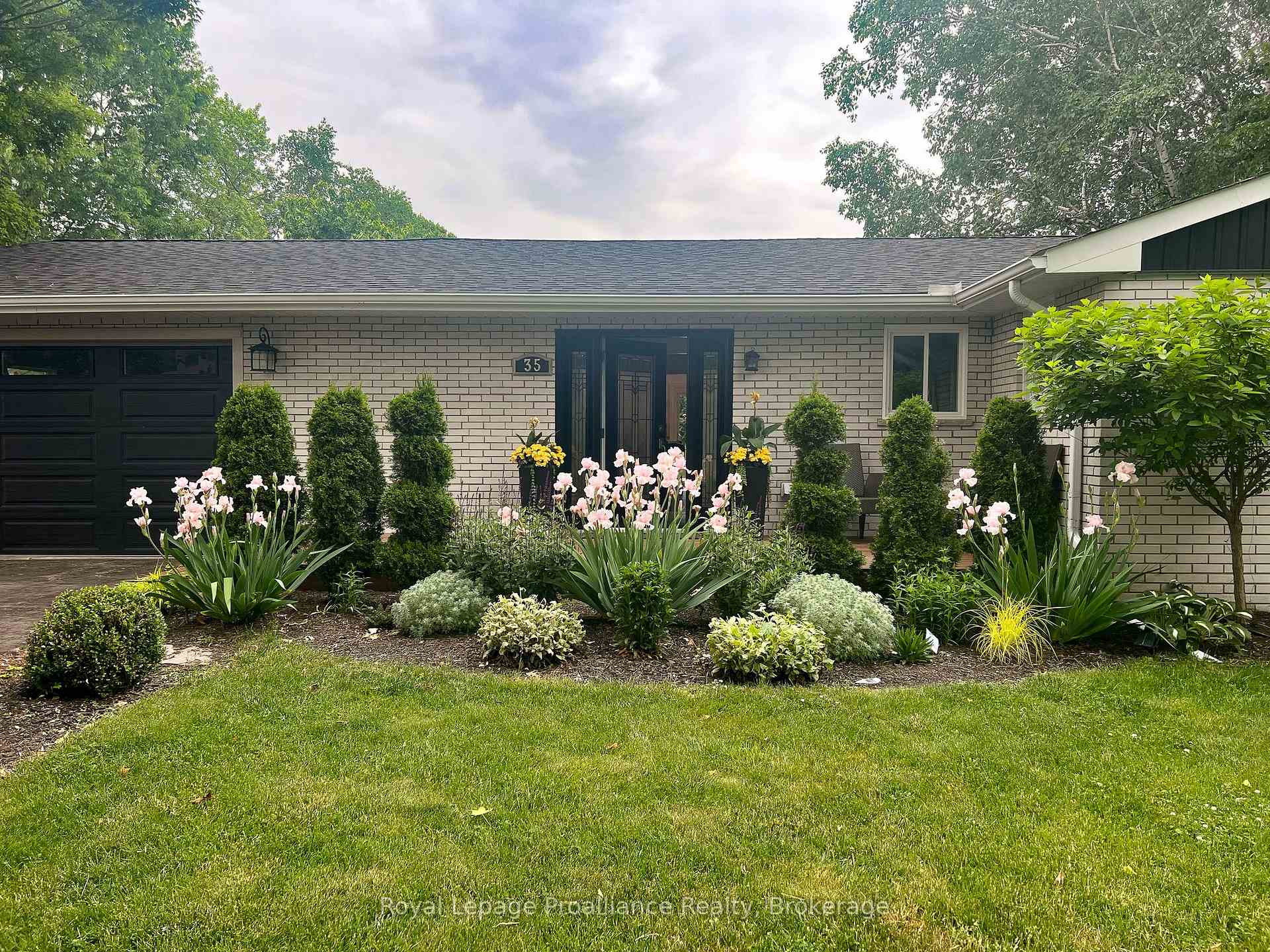 35 Hamilton Avenue, Cobourg — photo 2 of 5