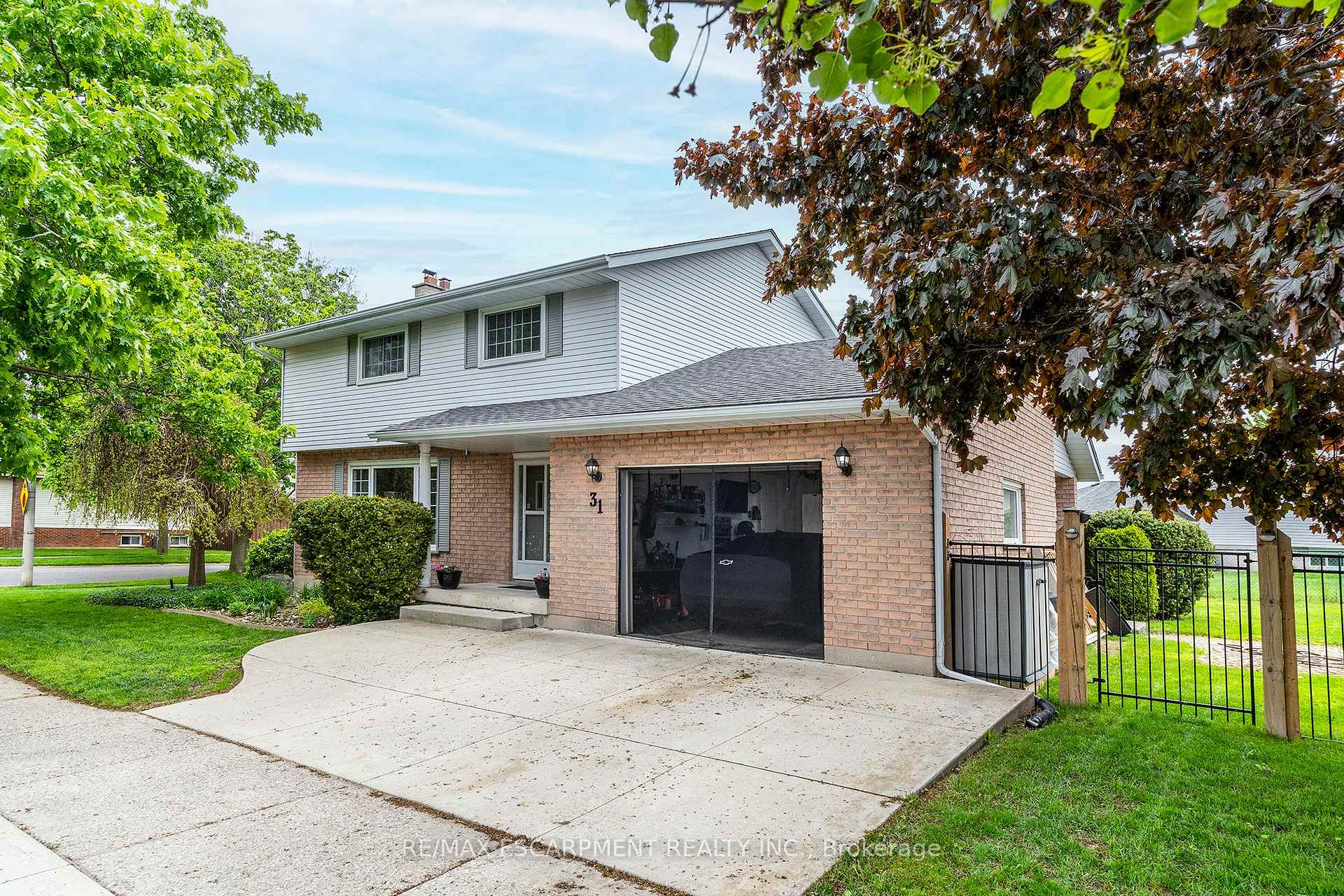 31 Blackfriar Lane, Brantford — photo 2 of 5
