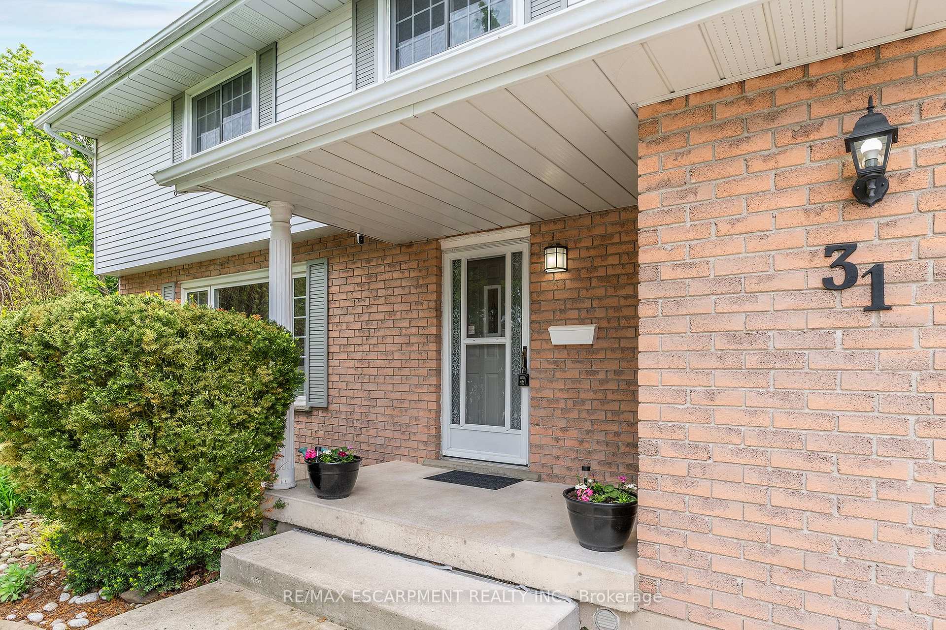 31 Blackfriar Lane, Brantford — photo 3 of 5