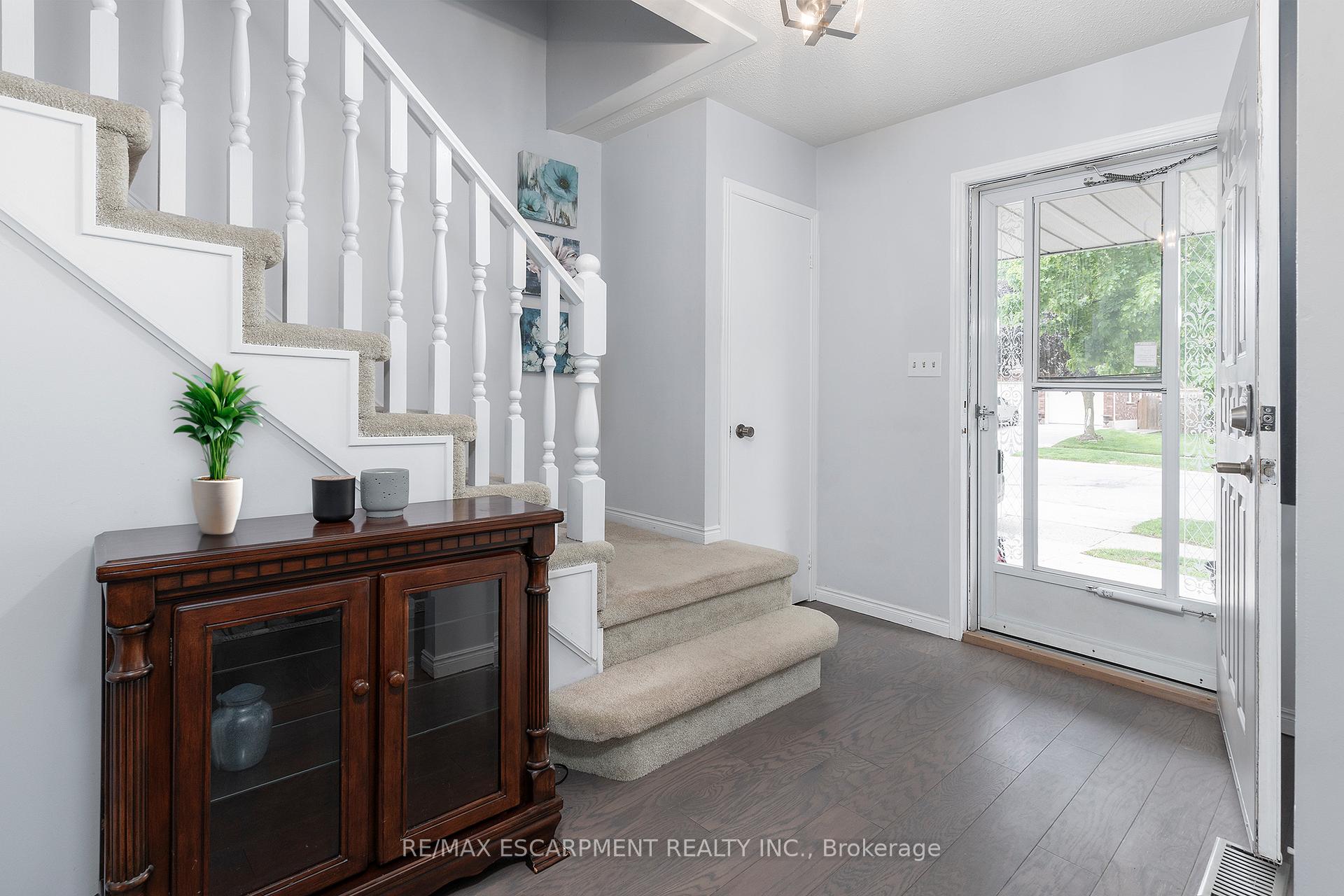 31 Blackfriar Lane, Brantford — photo 4 of 5