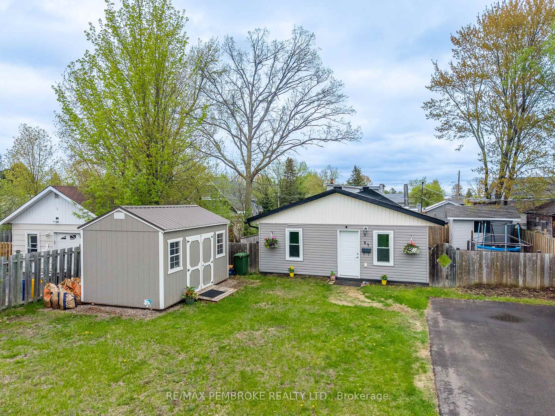 42 SELKIRK Street, Petawawa, ON K8H 1P2 — Petawawa, Ontario