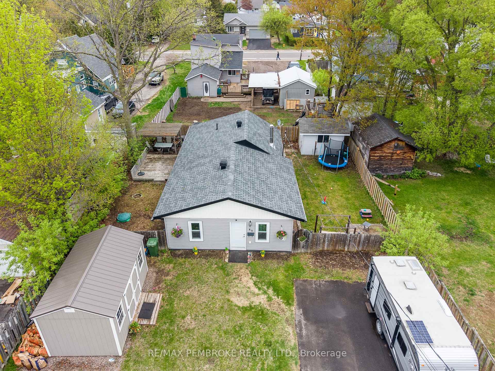 42 SELKIRK Street, Petawawa — photo 2 of 5