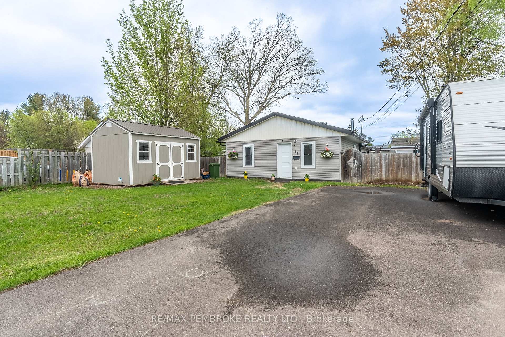 42 SELKIRK Street, Petawawa — photo 3 of 5