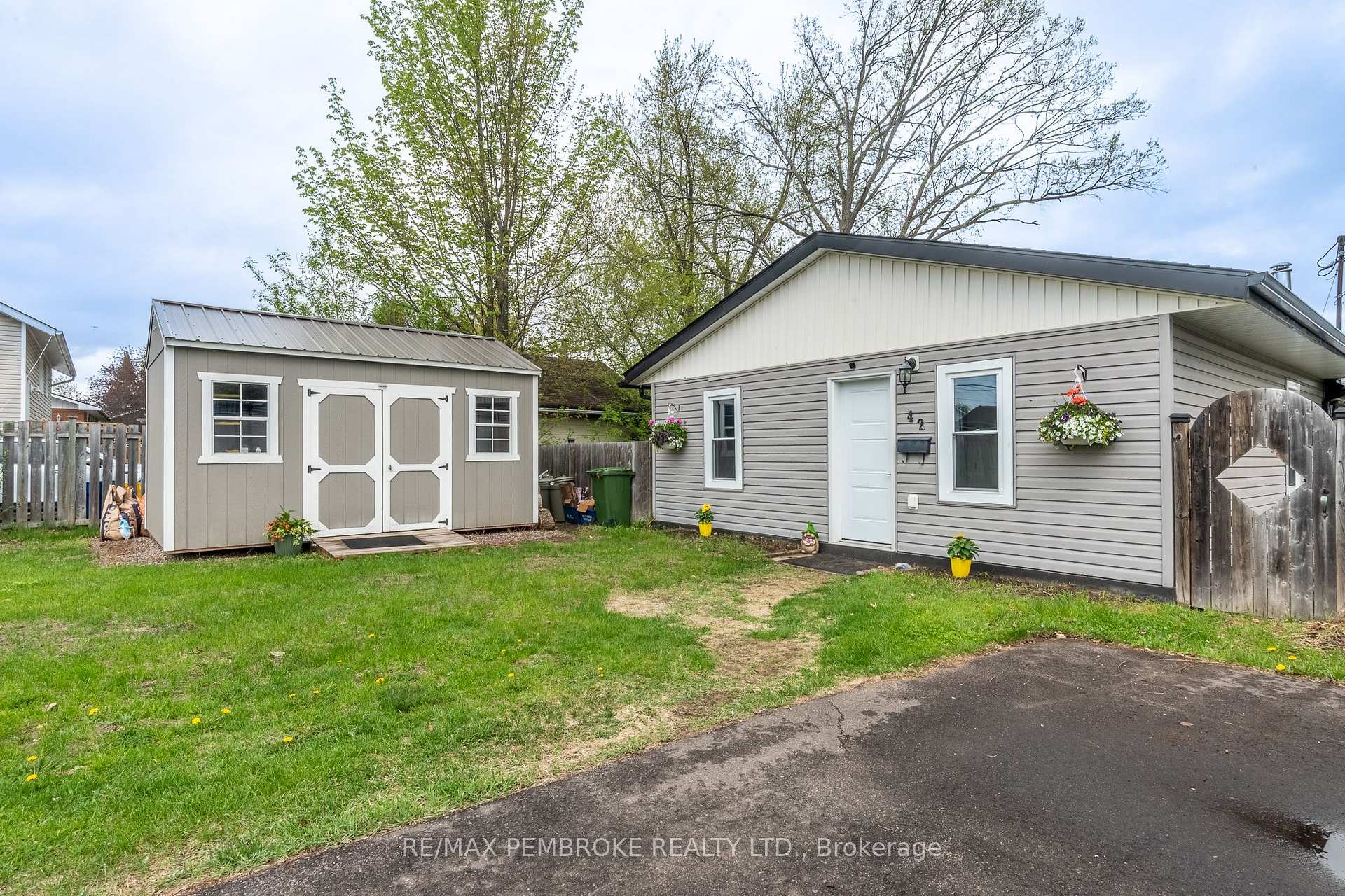 42 SELKIRK Street, Petawawa — photo 4 of 5