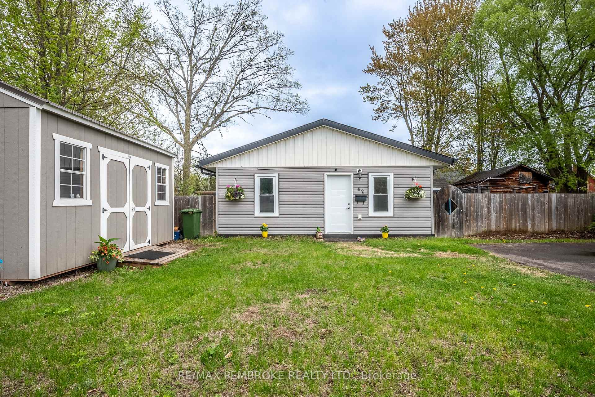 42 SELKIRK Street, Petawawa — photo 5 of 5